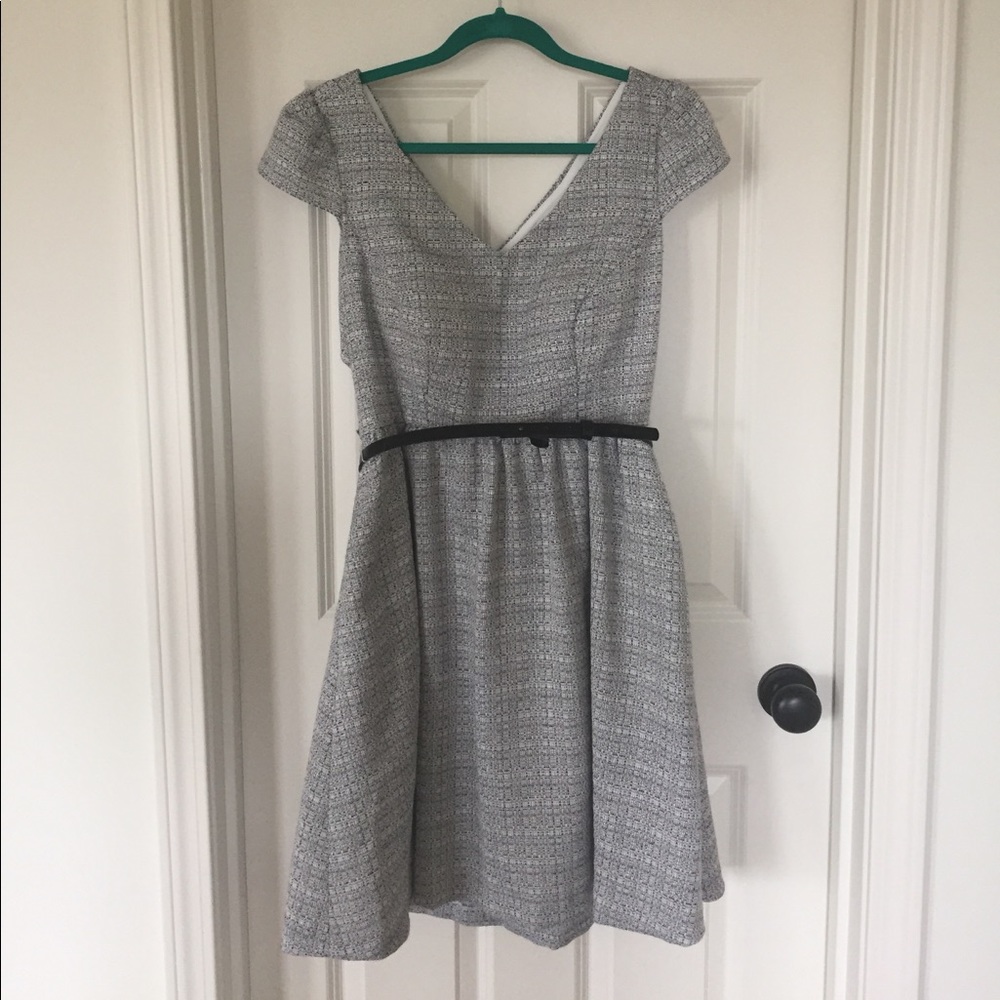 POCKETS! Cap sleeve, keyhole back