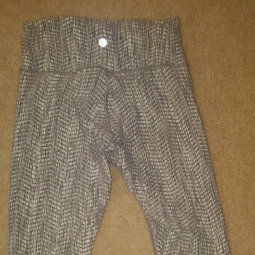 Lululemon wunder under size 6.