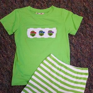 Short set with smock plate shirt with ninja turtle