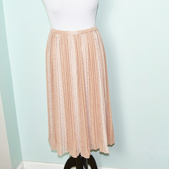 Dresses & Skirts - Super Cute Peach and Pink Pleated Skirt