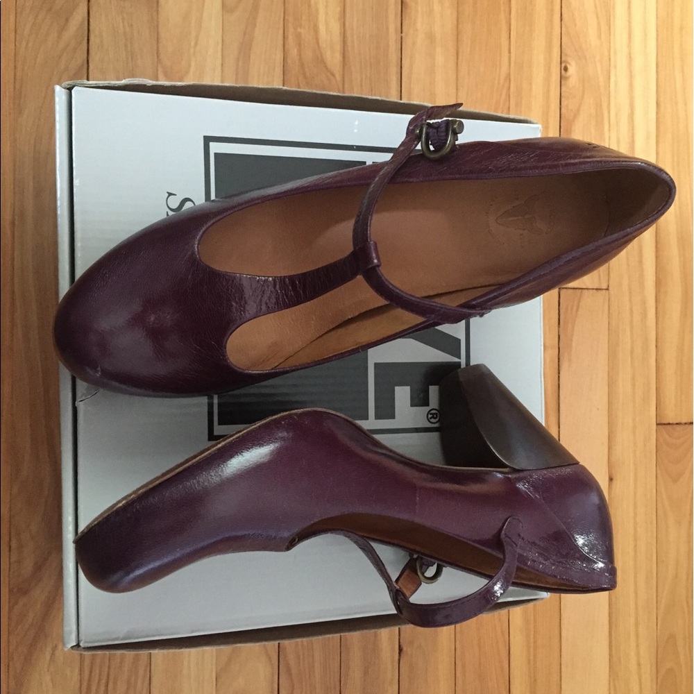 Lovely plum Frye Lisa t-strap heels