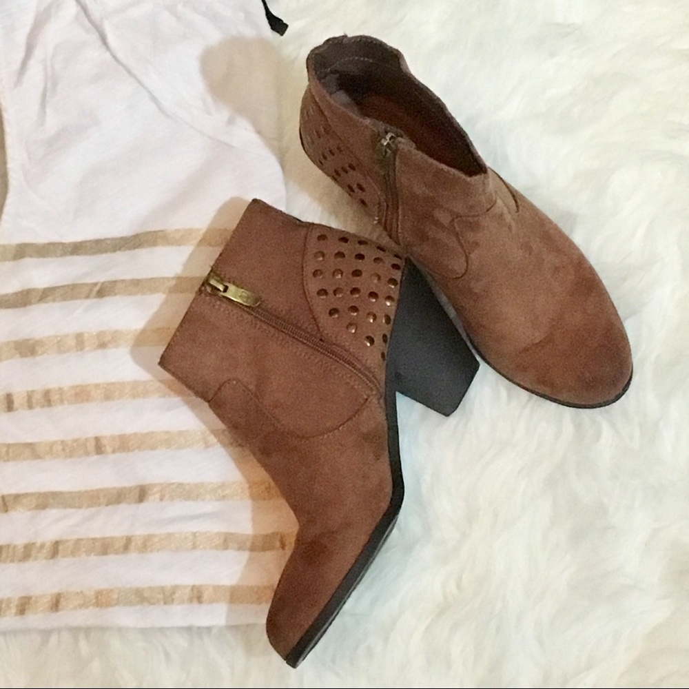 Sam & Libby tan cognac booties w brass gold studs
