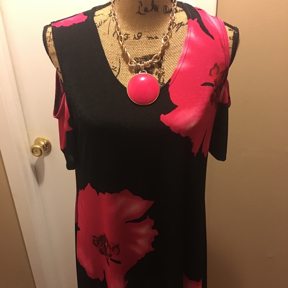 Cold shoulder tunic top