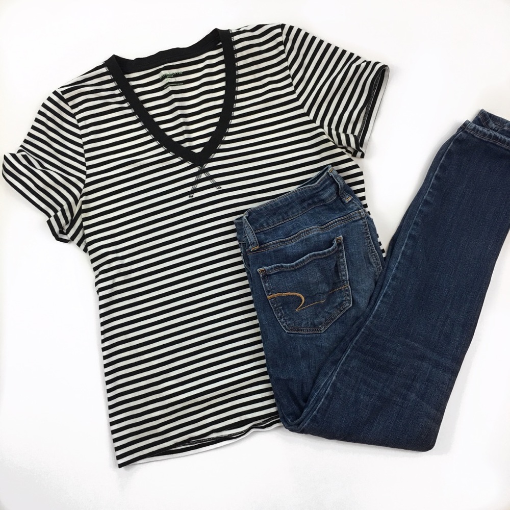 {Liz Claiborne} Black & White Striped Vneck Tee