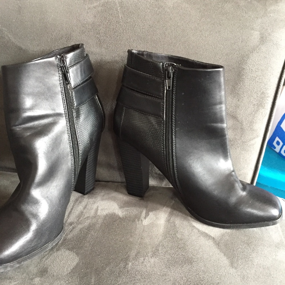 Forever 21 black booties Size 9 - Picture 2 of 6