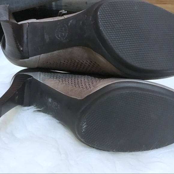 Johnston & Murphy perforated grey heeled booties - Picture 4 of 8