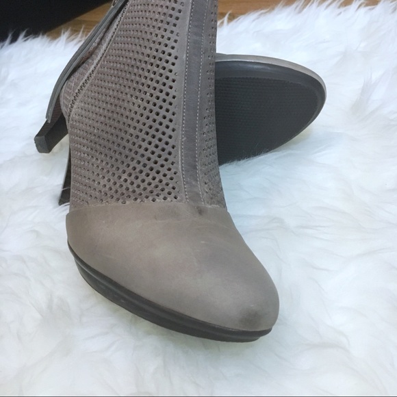 Johnston & Murphy perforated grey heeled booties - Picture 5 of 8