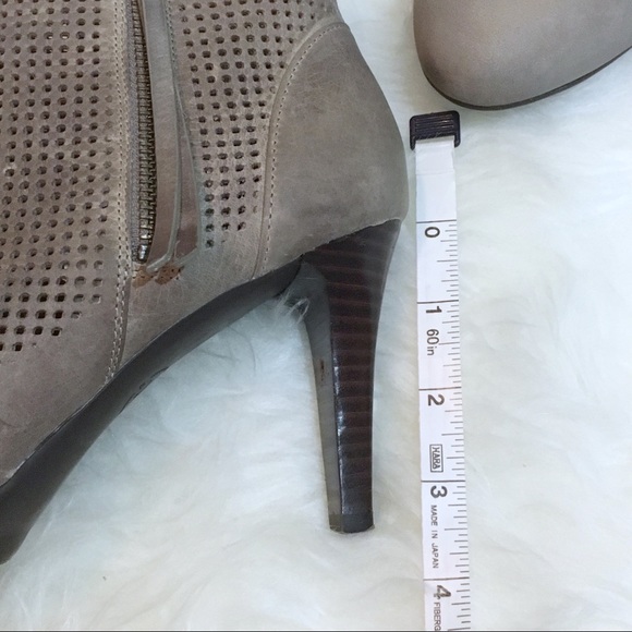 Johnston & Murphy perforated grey heeled booties - Picture 8 of 8