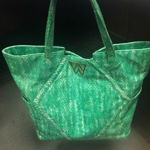 Kelly Wynne "Paint the Town Tote" in Jamaican Jade
