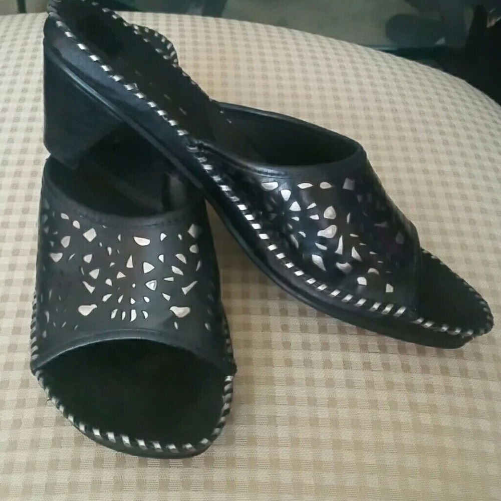 "TRUFLEX BLACK SANDALS"