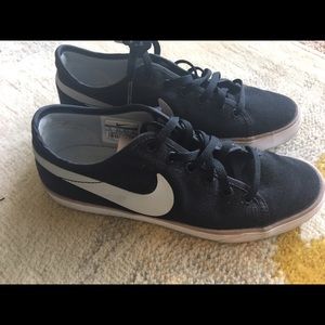 Nike sneakers size 6