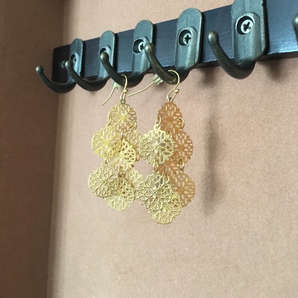 Dainty gold dangle earrings