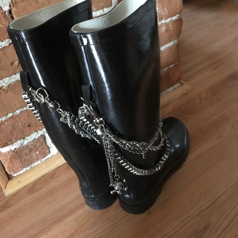 Skull rain boots!