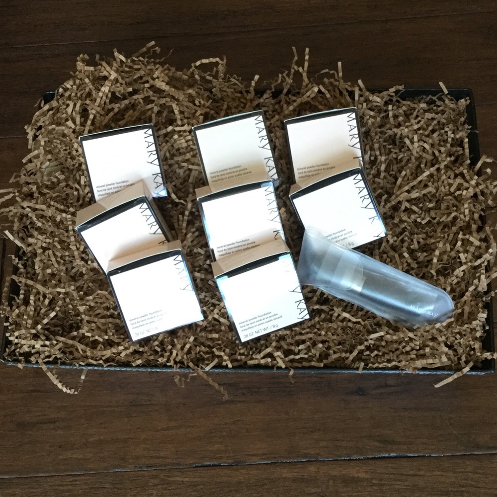 NIB-8 MK Mineral Powder Foundations & 1 Brush