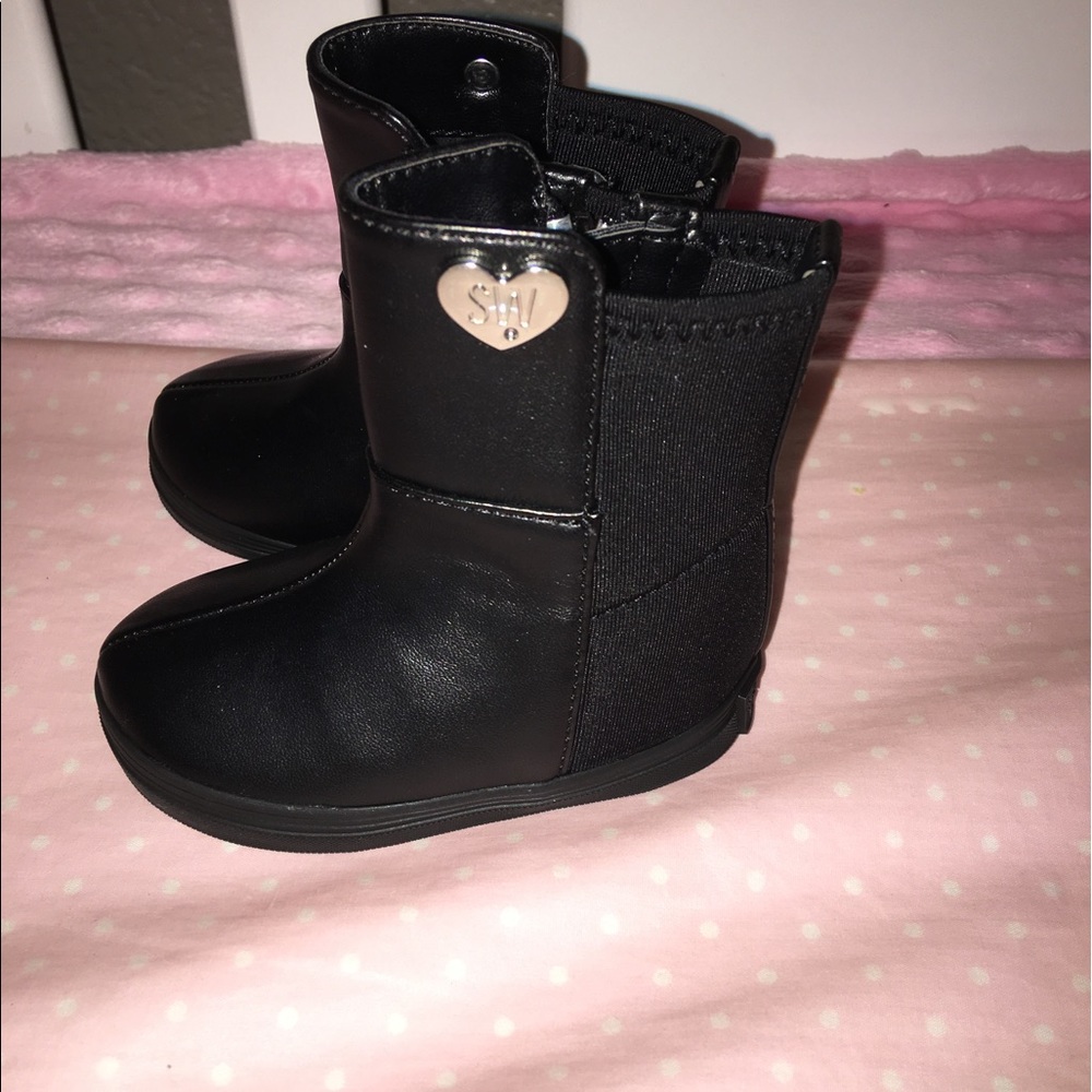 Stuart Weizman baby girl booties size 2