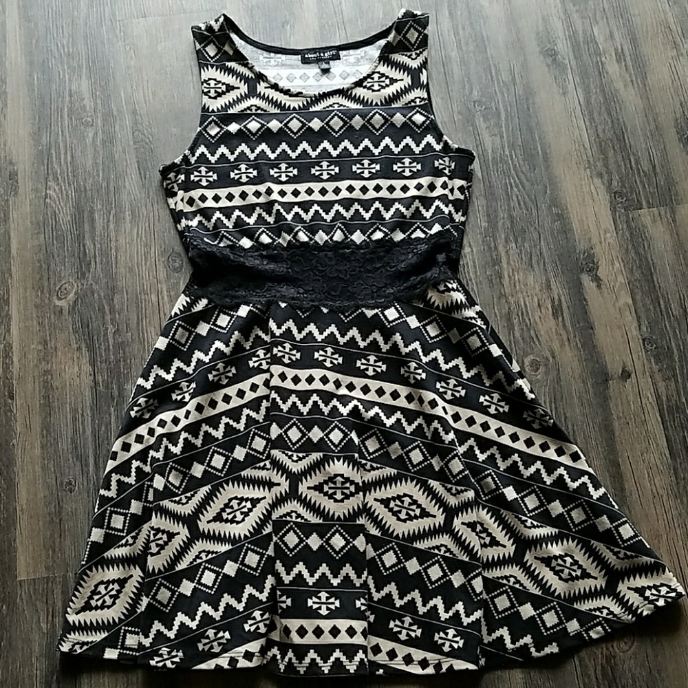 Cute Tan and Black dress w/lace midsection!👠