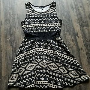 Cute Tan and Black dress w/lace midsection!👠