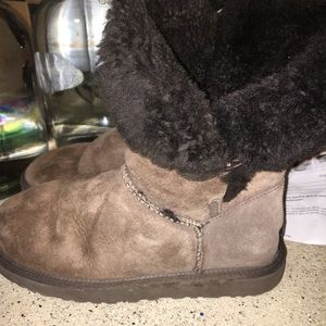 Uggs brown Bailey Button Sz 7