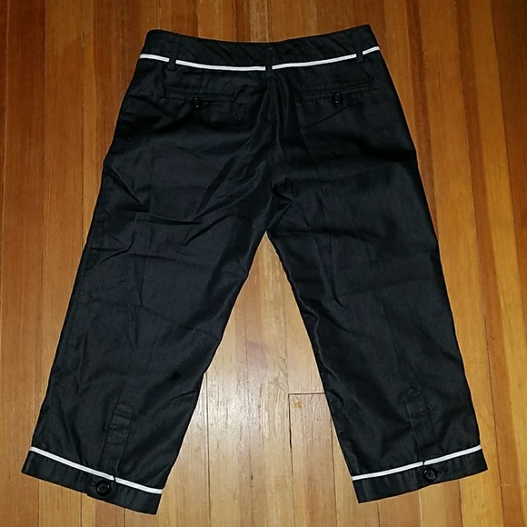 ⬇️ CLEARANCE ⬇️ Black Capris - Picture 5 of 6