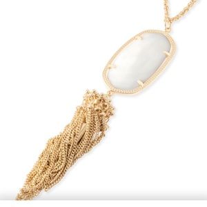 Kendra Scott Rayne necklace in White Pearl. Gold.