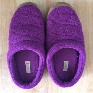 GUC lands end fleece slippers.