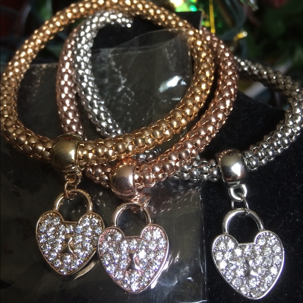 NWT SET 3 stretch bangles with crystal ❤️
