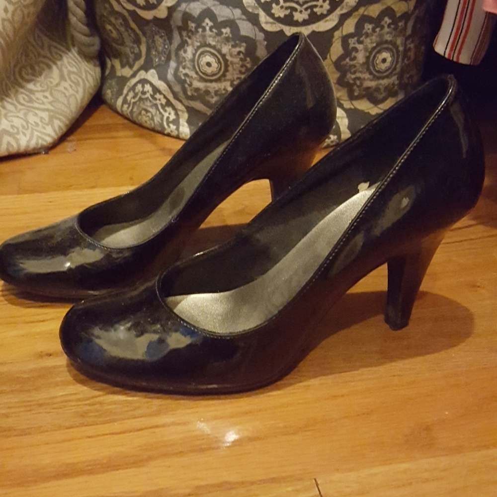 Dexter Black Round Toe Heels