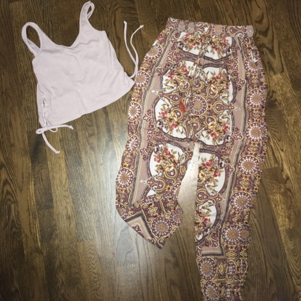 Really cute outfit. Pants are high waisted.