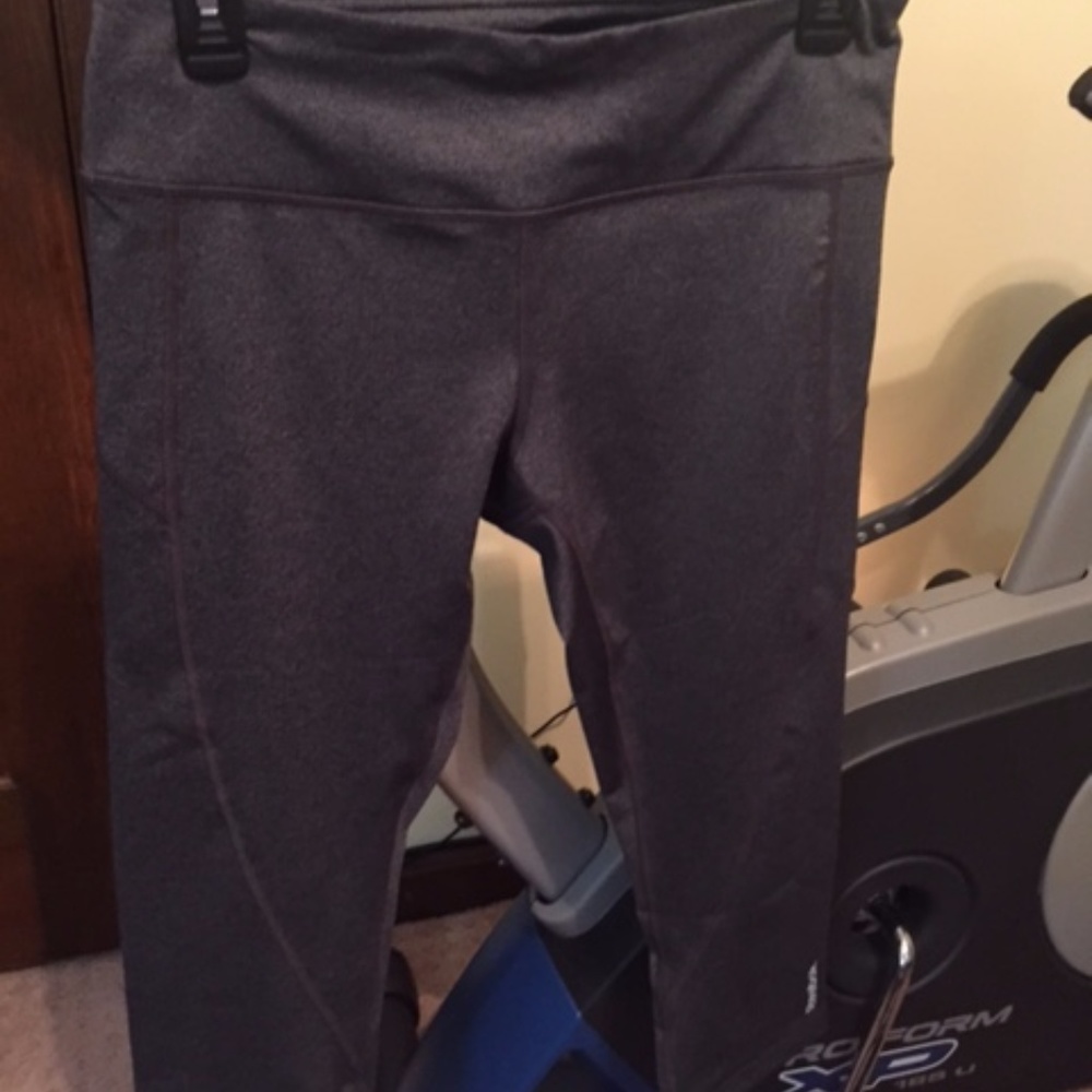 Reebok Gray Women's Capri Size Medium  Reebok