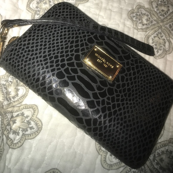 Michael Kors Handbags - Michael Kors Wallet/Wristlet