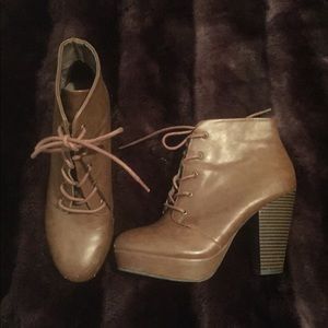 Ankle heel boot