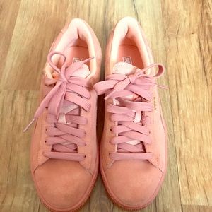 Blush pumas