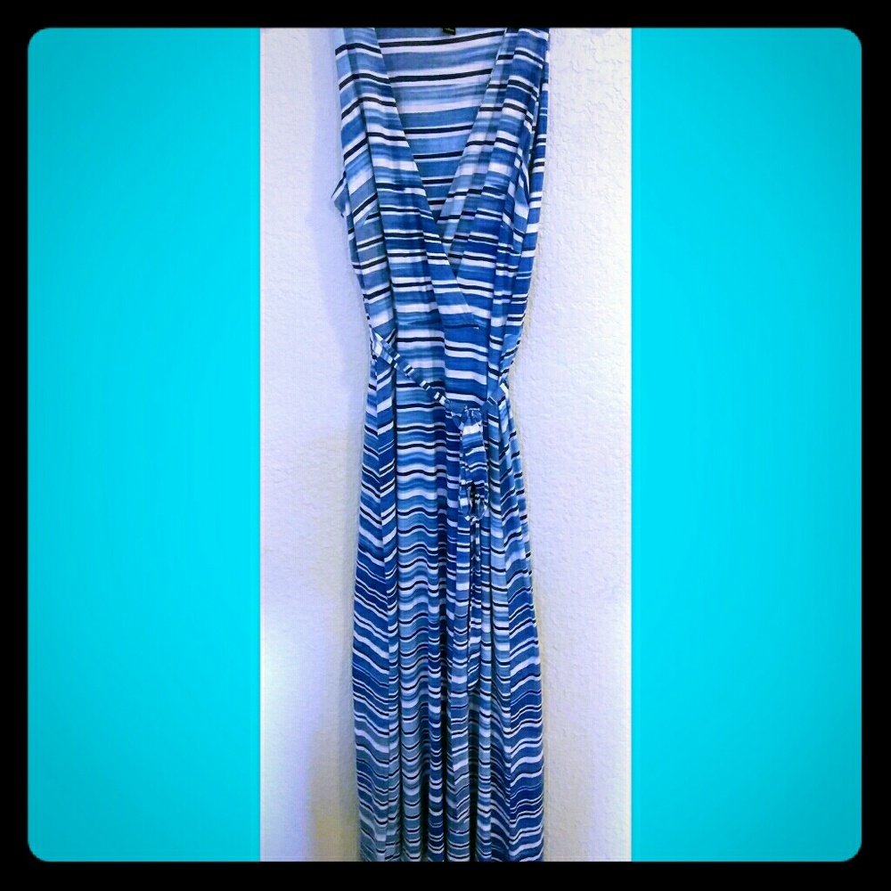 Ann Taylor Maxi Dress ( fit lik medium n stretches