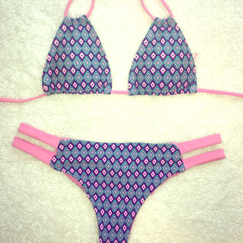 🦊Price Drop!🦊 Blue and Pink Dollboxx Bikini