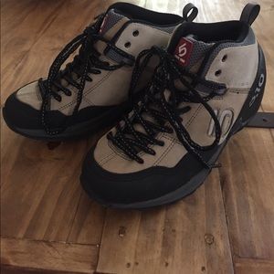 Hiking Boots 5:10 Exum Guide (M-6.5, W-9) NWOT