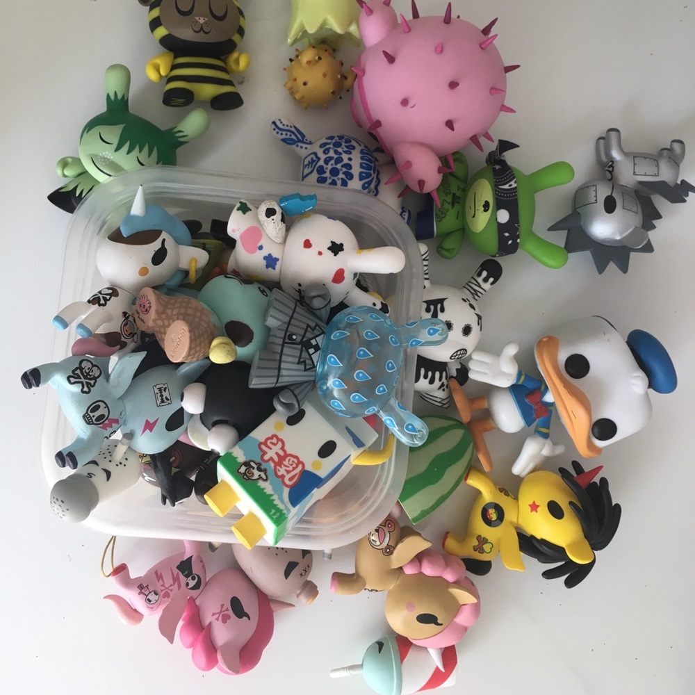 Assorted japonés characters and toys.