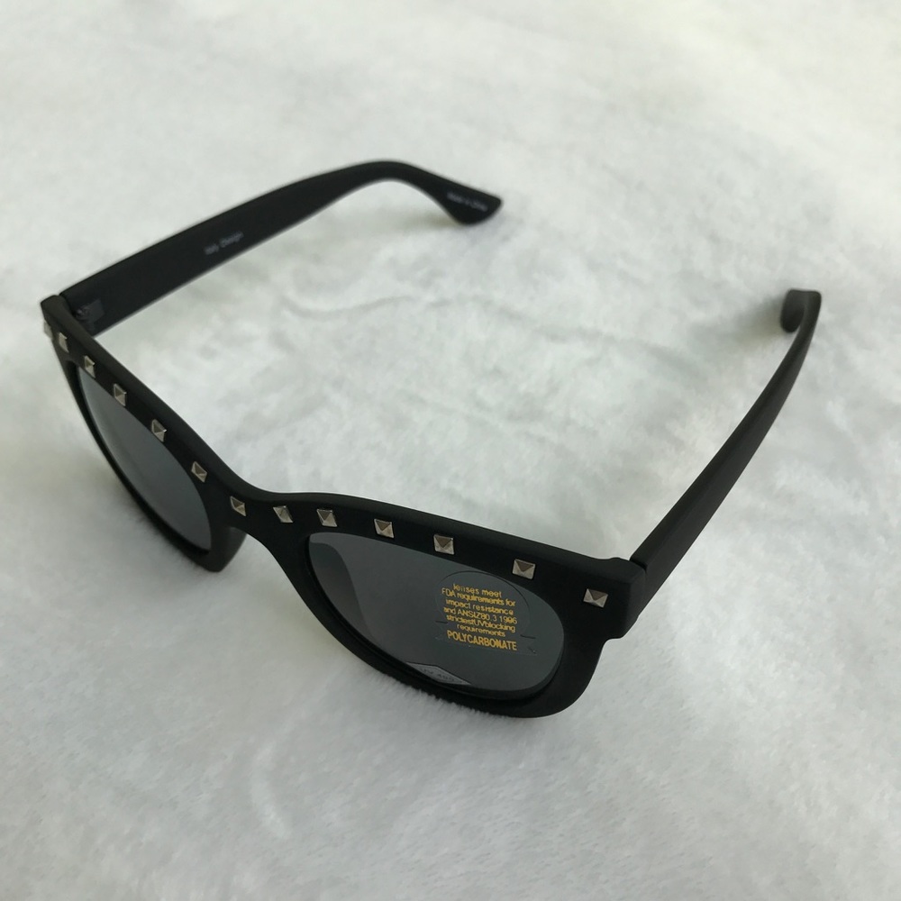 ‼️LAST ONE‼️New Wayfarer Silver Stud Sunglasses - Picture 2 of 2