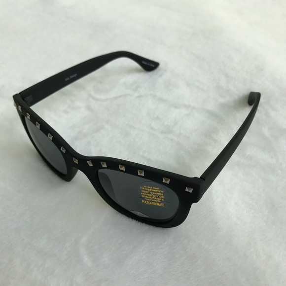 ‼️LAST ONE‼️New Wayfarer Silver Stud Sunglasses - Picture 2 of 2