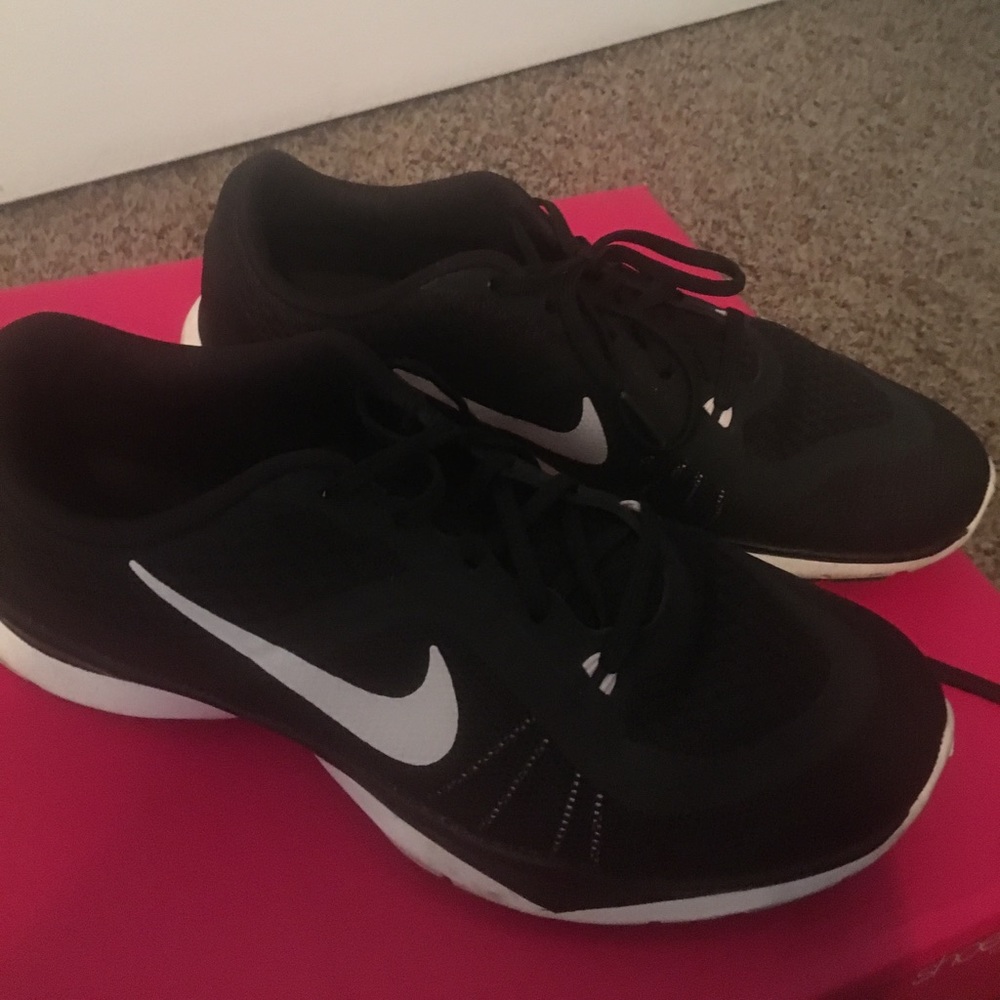 Size 8 Black Nike Shoes
