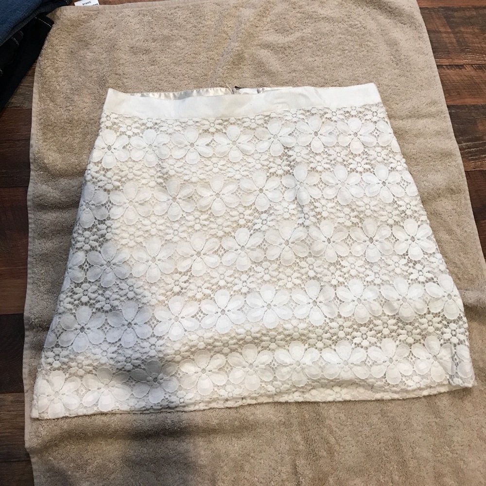 LOFT  cream Lace skirt