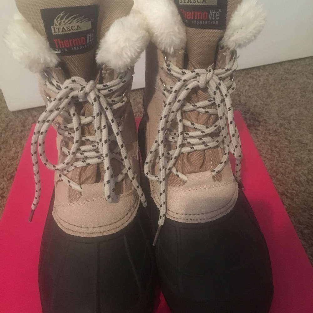 Size 6 Tan/Black Snow Boots