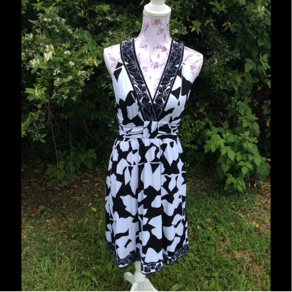 🎀WHITE HOUSE BLACK MARKET DRESS SIZE 6❗️🎀