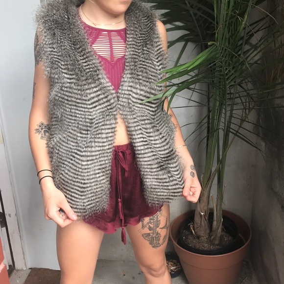 ❌SOLD❌faux fur vest 🐏🐫 - Picture 1 of 3