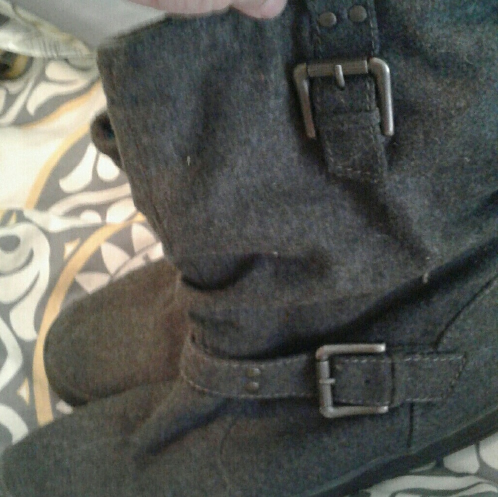 Grey buckel boots