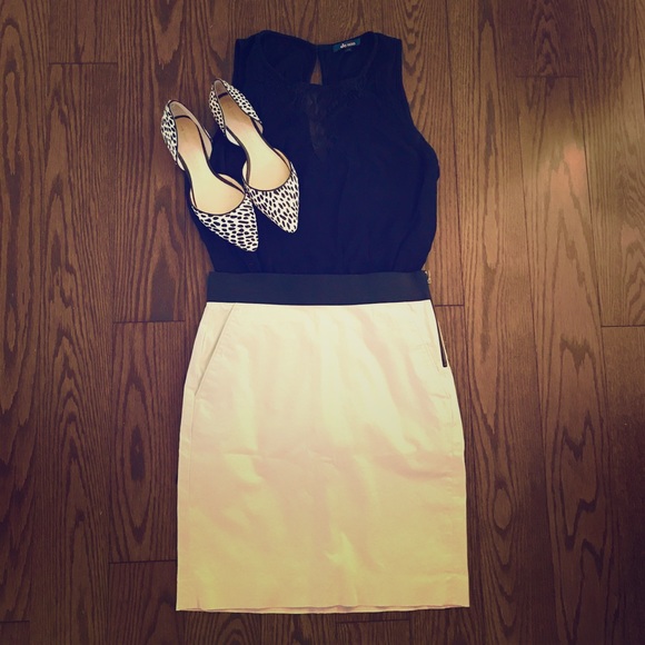 Banana Republic Dresses & Skirts - Banana Republic Banded Khaki Stretch Pencil Skirt