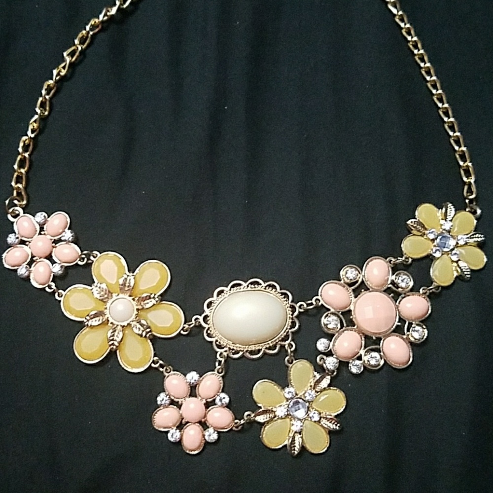 Like-New Flower Statement Necklace