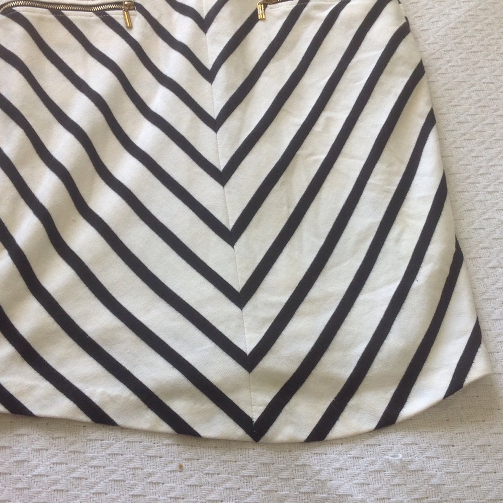 Ark & Co Dress! Shop & Help 2 Shelters - Picture 7 of 8