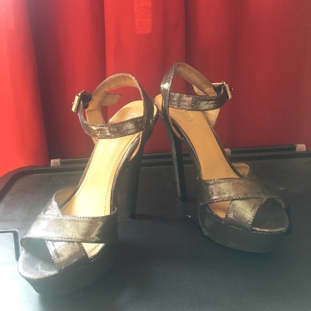 🔴SHOE SALE🔴 Cathy Jean Black and Silver Heels