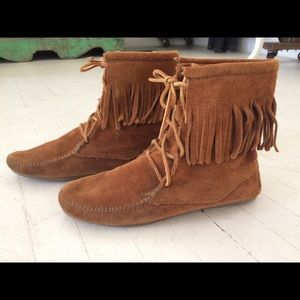 Minnetonka Women's Tramper Ankle Hi Boot (size 9)