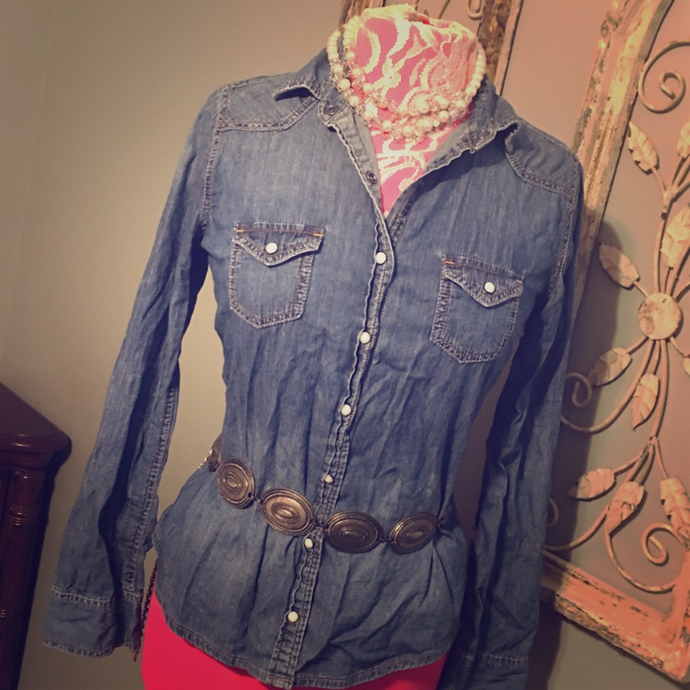 Vanity sz Small Pearl snap long sleeve Denim shirt